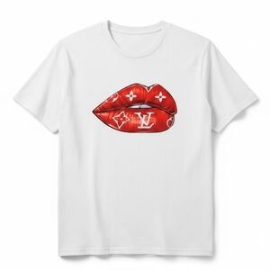 NWT Chic Red LUX Lip Beige Graphic Short Sleeve Tee
